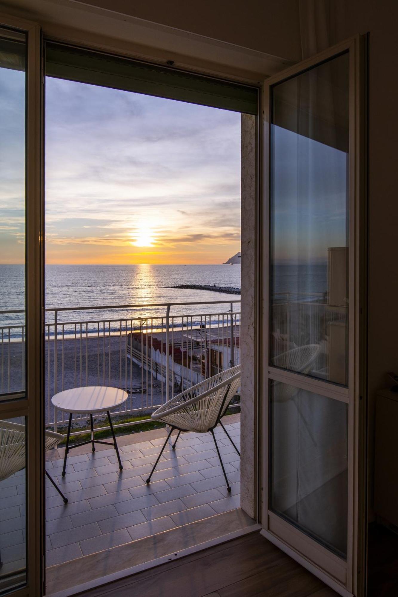 Cas' A Mare - Beachfront Luxury Suites Салерно Екстер'єр фото